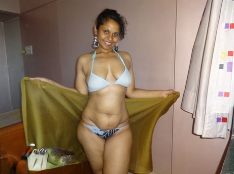 Lily Singh attrice nuda immagini