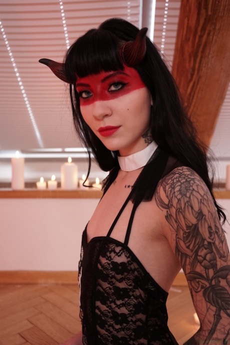 Devil Red pornostar xxx fotografie