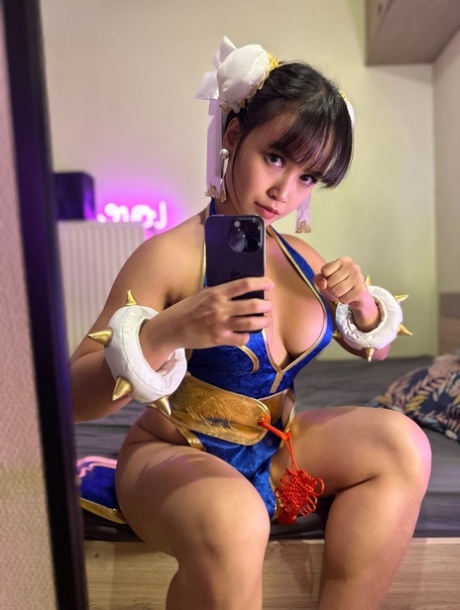 camgirl provocante con il dito in bocca e tette enormi adulto hd fotografie